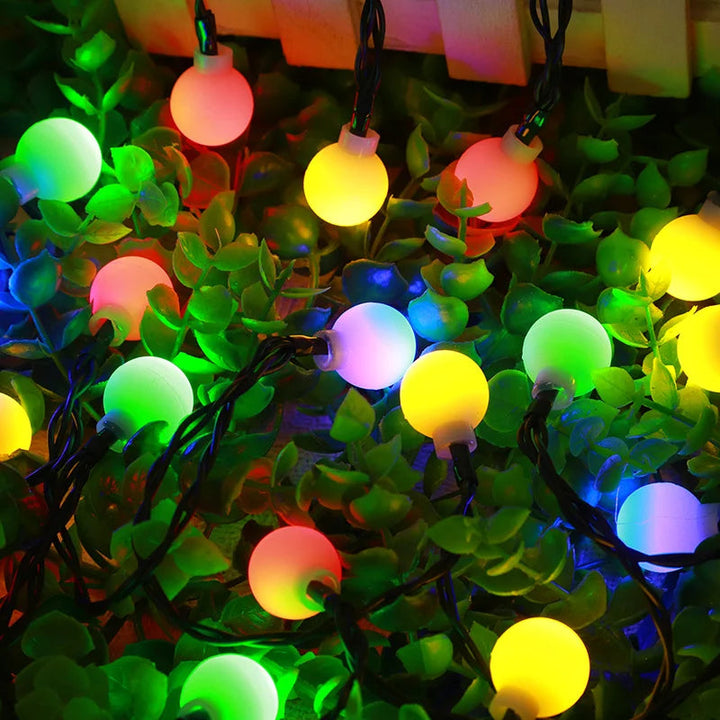 "Bunte, wetterfeste, solarbetriebene LED-Lichterkette für den Außenbereich zur festlichen, energiesparenden Beleuchtung."