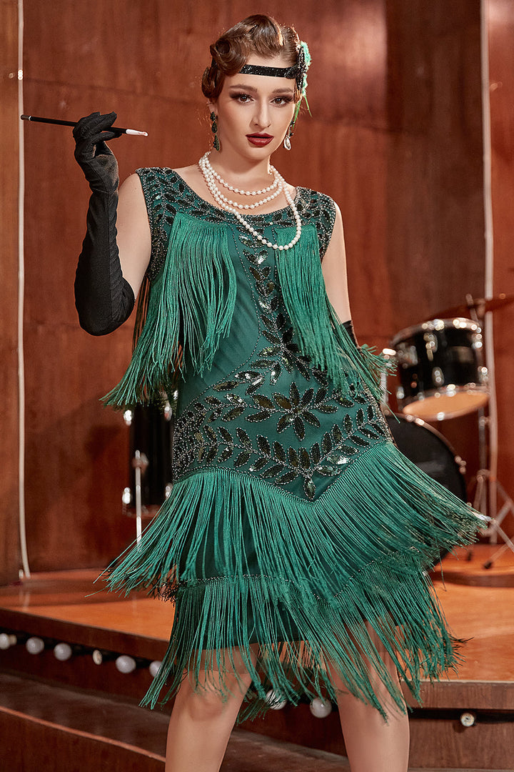 Charleston Kleid 20er Jahre, cremefarben, Fransen, Art-Deco-Design, seitlich, glamouröse Pailletten, Herbstmode 2025.