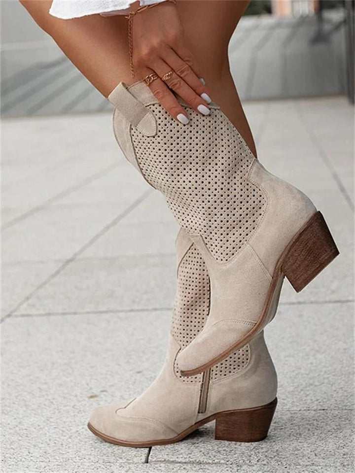 "Cowboy-Stiefel Damen aus Leder mit Perforationen und Blockabsatz, Seitenansicht, elegantes Design, bequemer Halt."