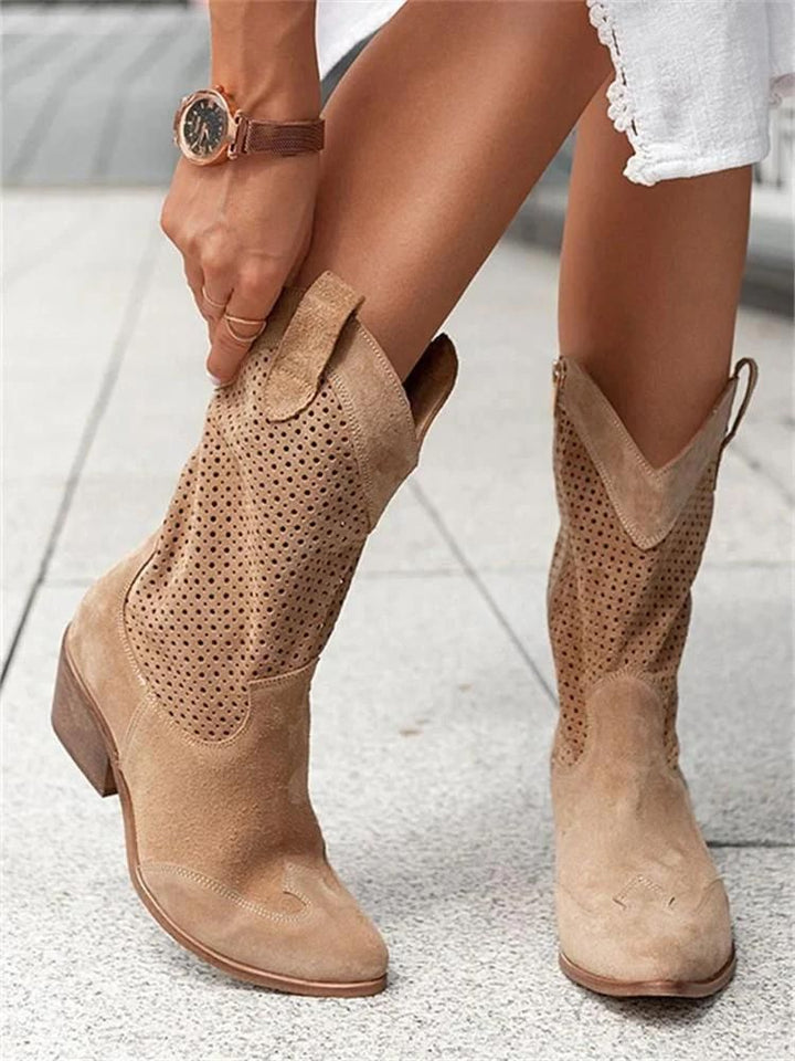 "Cowboy-Stiefel Damen aus Leder mit Perforationen und Blockabsatz, Seitenansicht, elegantes Design, bequemer Halt."