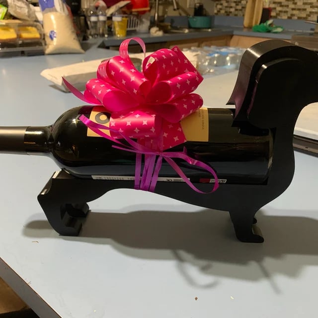 "Dackel Weinflaschenhalter aus Kunststoff hält Weinflasche, stilvoll und dekorativ, für Küche oder als Geschenk."