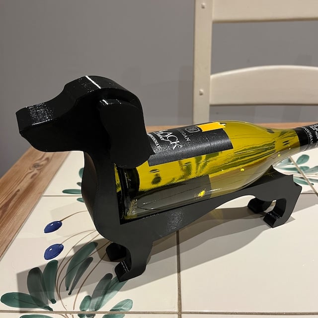 "Dackel Weinflaschenhalter aus Kunststoff hält Weinflasche, stilvoll und dekorativ, für Küche oder als Geschenk."