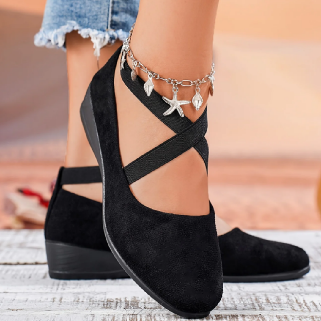 "Damen Ballettschuhe in Beige, elegantes Design, komfortabel mit kompensierter Ferse, ideal für Alltag und Anlässe."