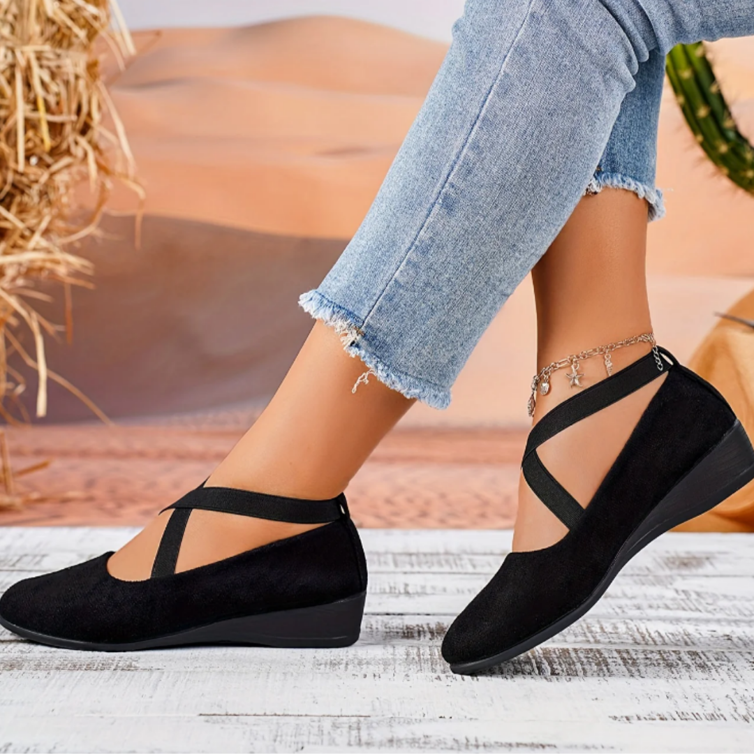 "Damen Ballettschuhe in Beige, elegantes Design, komfortabel mit kompensierter Ferse, ideal für Alltag und Anlässe."