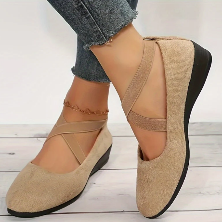 "Damen Ballettschuhe in Beige, elegantes Design, komfortabel mit kompensierter Ferse, ideal für Alltag und Anlässe."