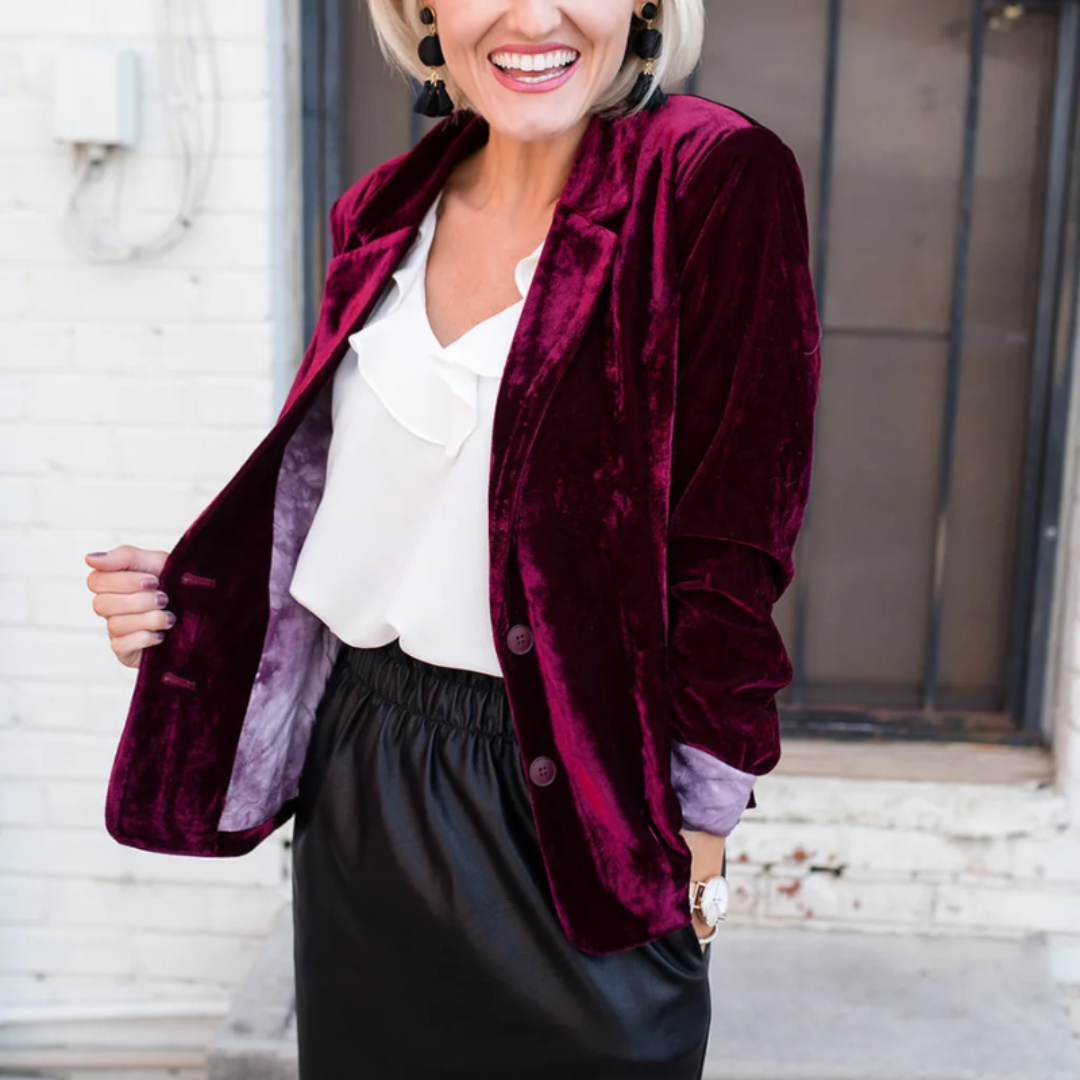 "Damen Blazer beige, elegant, zeitlos, figurbetont, besonders für Business und Abendveranstaltungen geeignet."