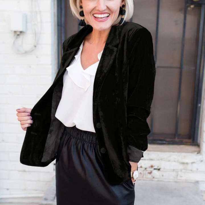 "Damen Blazer beige, elegant, zeitlos, figurbetont, besonders für Business und Abendveranstaltungen geeignet."