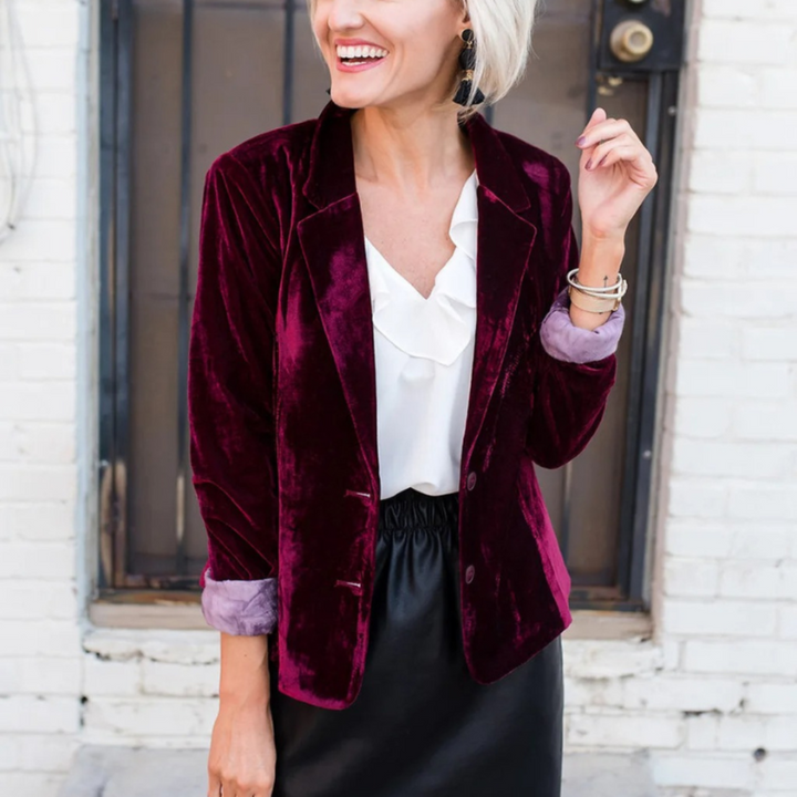 "Damen Blazer beige, elegant, zeitlos, figurbetont, besonders für Business und Abendveranstaltungen geeignet."