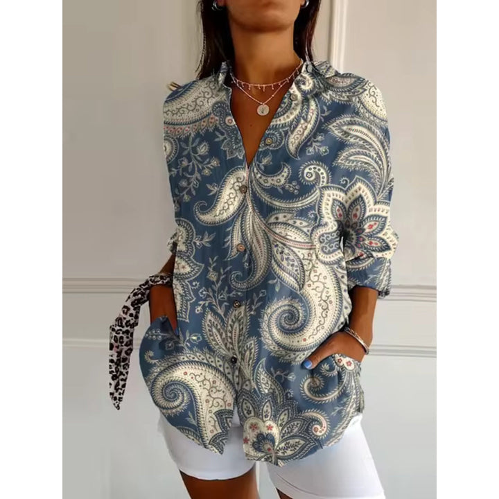 "Damen Blumenshirt mit zartem Blumenmuster, Knopfleiste und langen Ärmeln, ideal für elegante und lässige Anlässe."