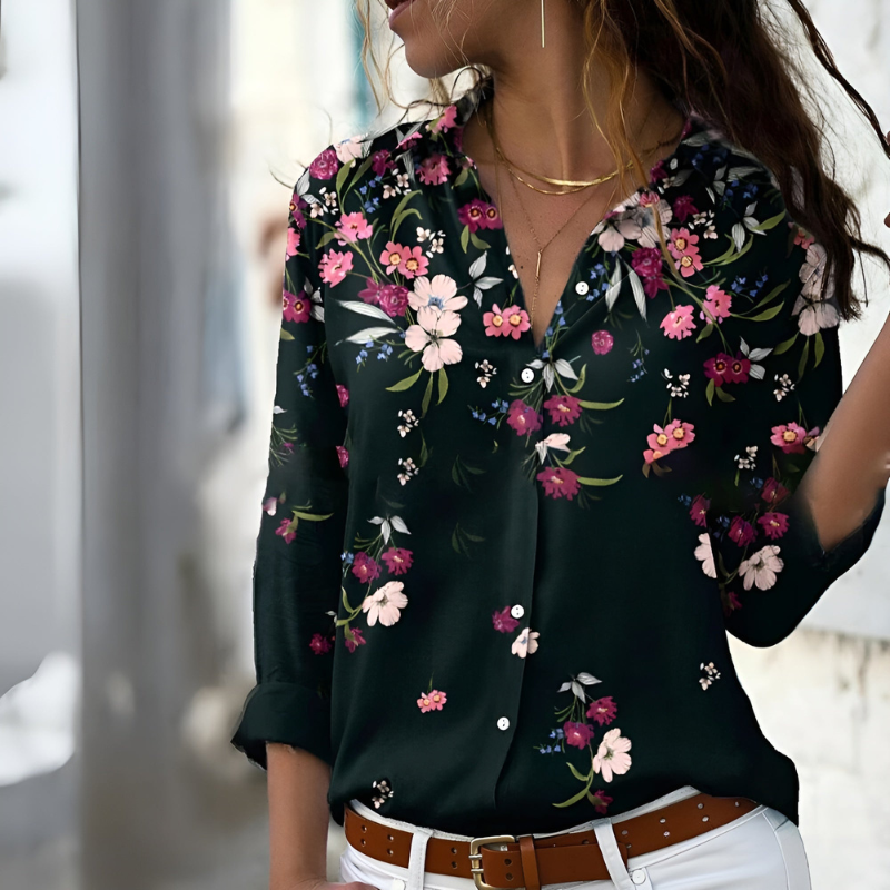 "Damen Bluse mit lebendigem Print und weich fließendem Stoff für elegantes, komfortables Tragen."