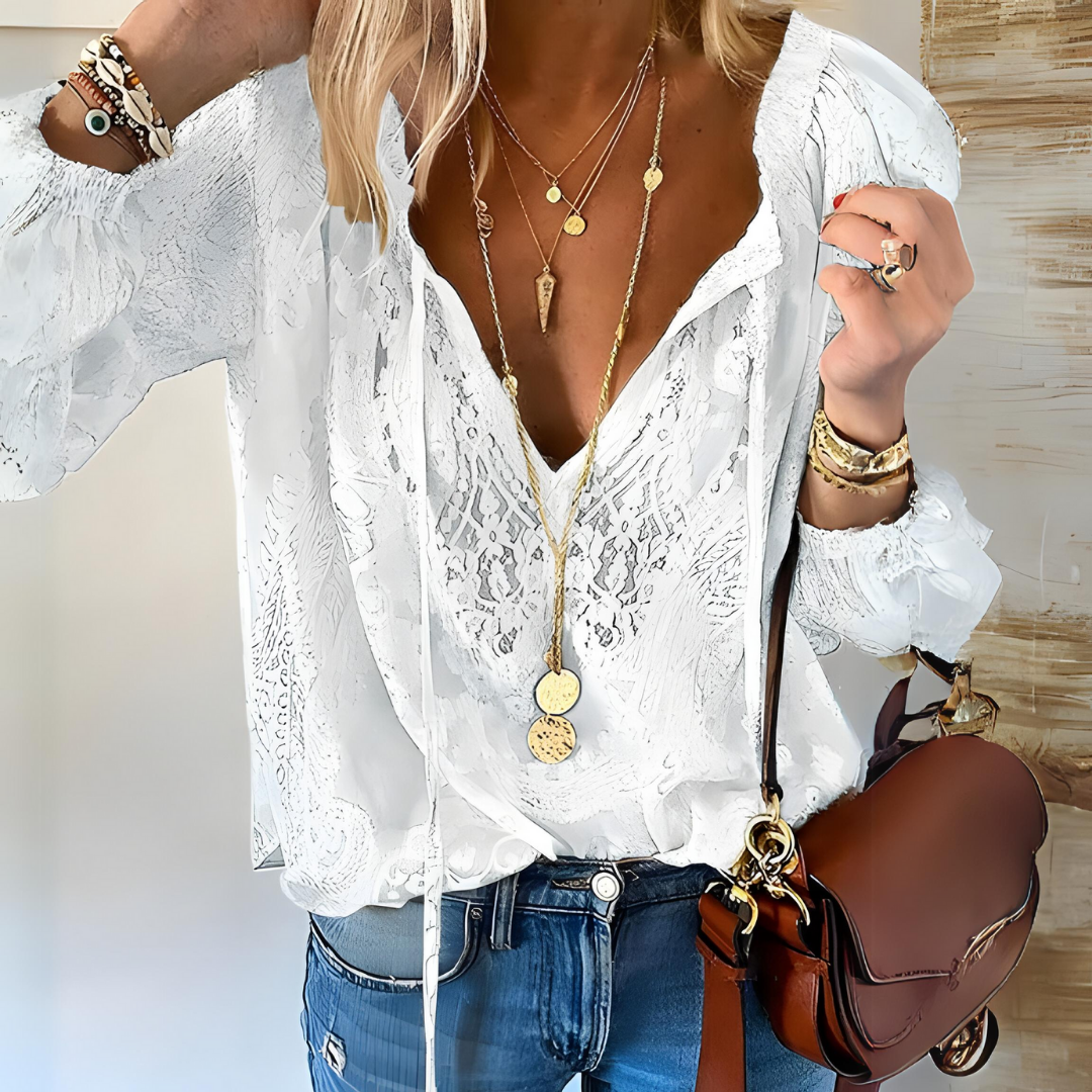 "Damen Boho Bluse mit geschlitztem Ausschnitt, Vintage Look, fließende Silhouette in Weiß, ideal für modische Anlässe"