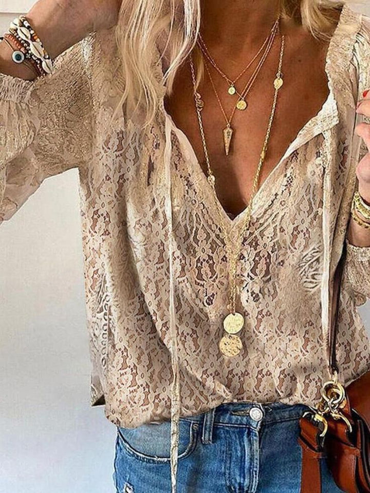 "Damen Boho Bluse mit geschlitztem Ausschnitt, Vintage Look, fließende Silhouette in Weiß, ideal für modische Anlässe"