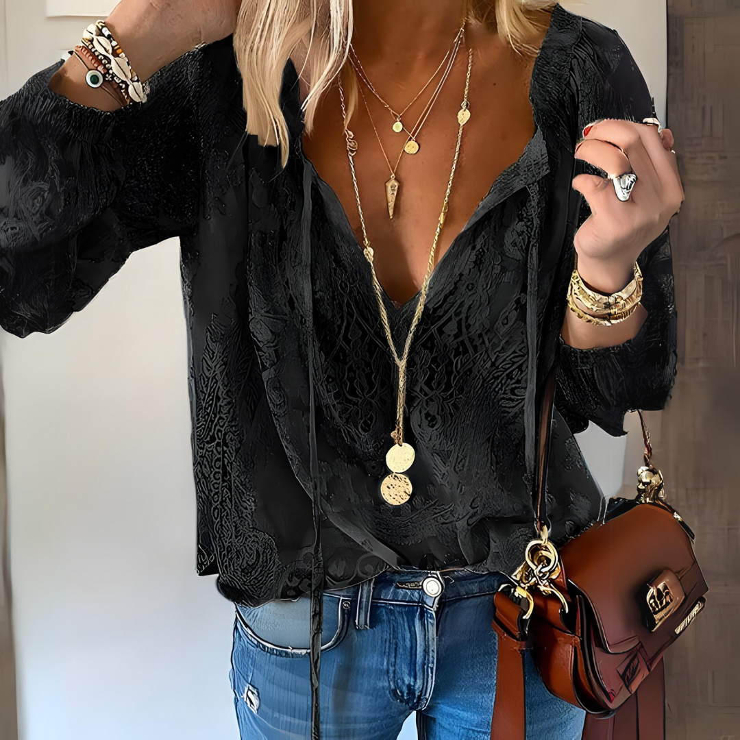 "Damen Boho Bluse mit geschlitztem Ausschnitt, Vintage Look, fließende Silhouette in Weiß, ideal für modische Anlässe"