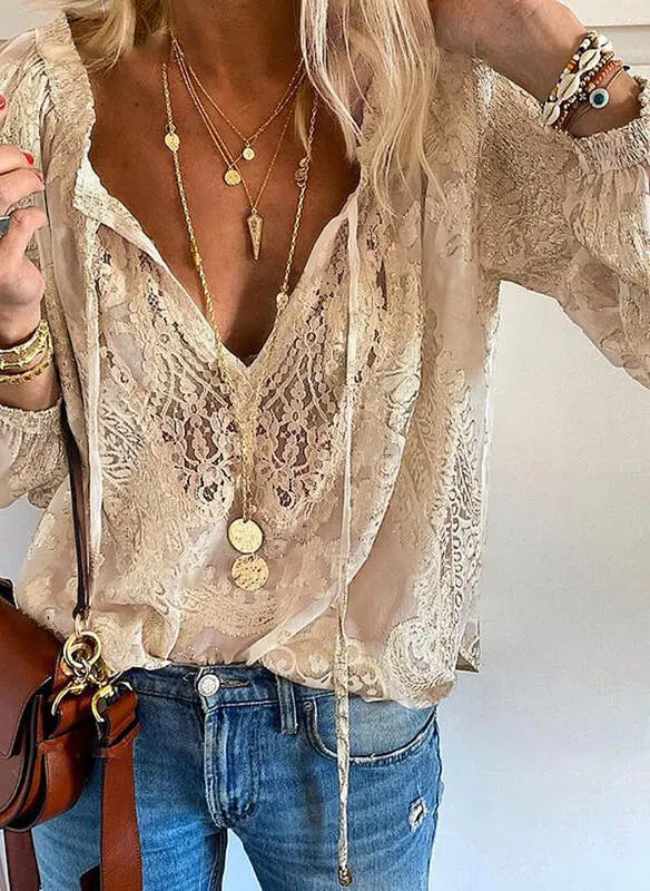"Damen Boho Bluse mit geschlitztem Ausschnitt, Vintage Look, fließende Silhouette in Weiß, ideal für modische Anlässe"