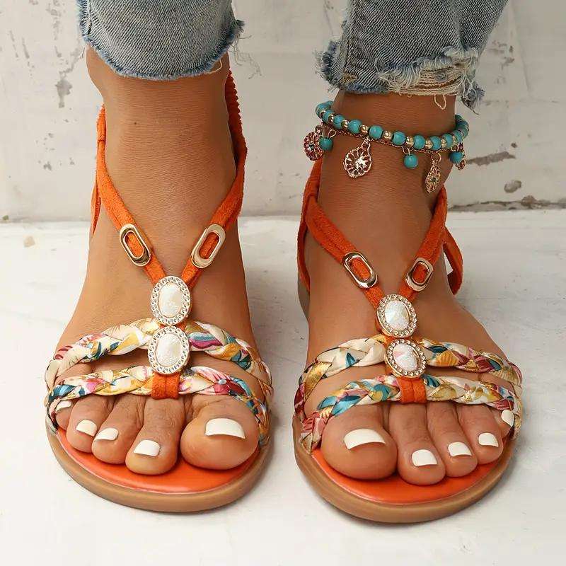 "Damen Boho Sandalen mit elastischen Riemen, flach und bequem, perfekt für Sommer-Outfits in verschiedenen Farben."