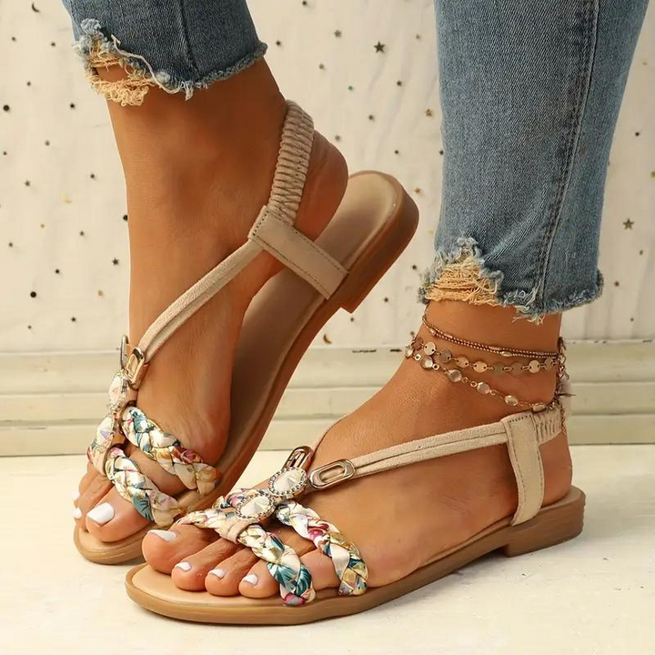 "Damen Boho Sandalen mit elastischen Riemen, flach und bequem, perfekt für Sommer-Outfits in verschiedenen Farben."
