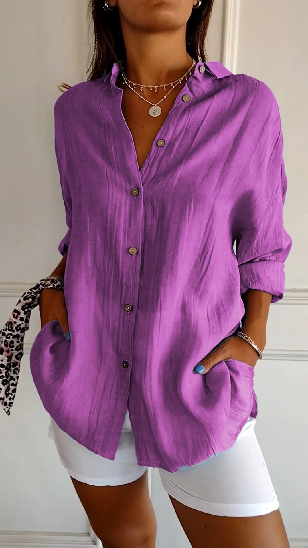 Damen Button-Down Hemd, leicht und atmungsaktiv, weiß, perfekt für Sommer, vielseitiges Styling mit Röcken oder Jeans.