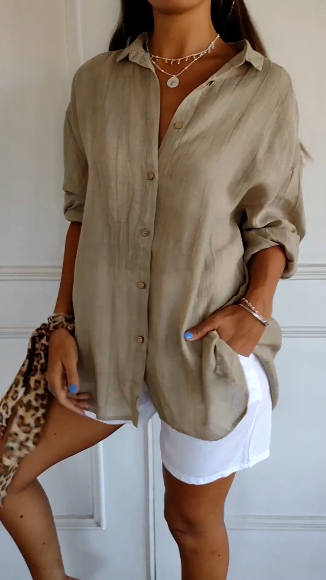 Damen Button-Down Hemd, leicht und atmungsaktiv, weiß, perfekt für Sommer, vielseitiges Styling mit Röcken oder Jeans.