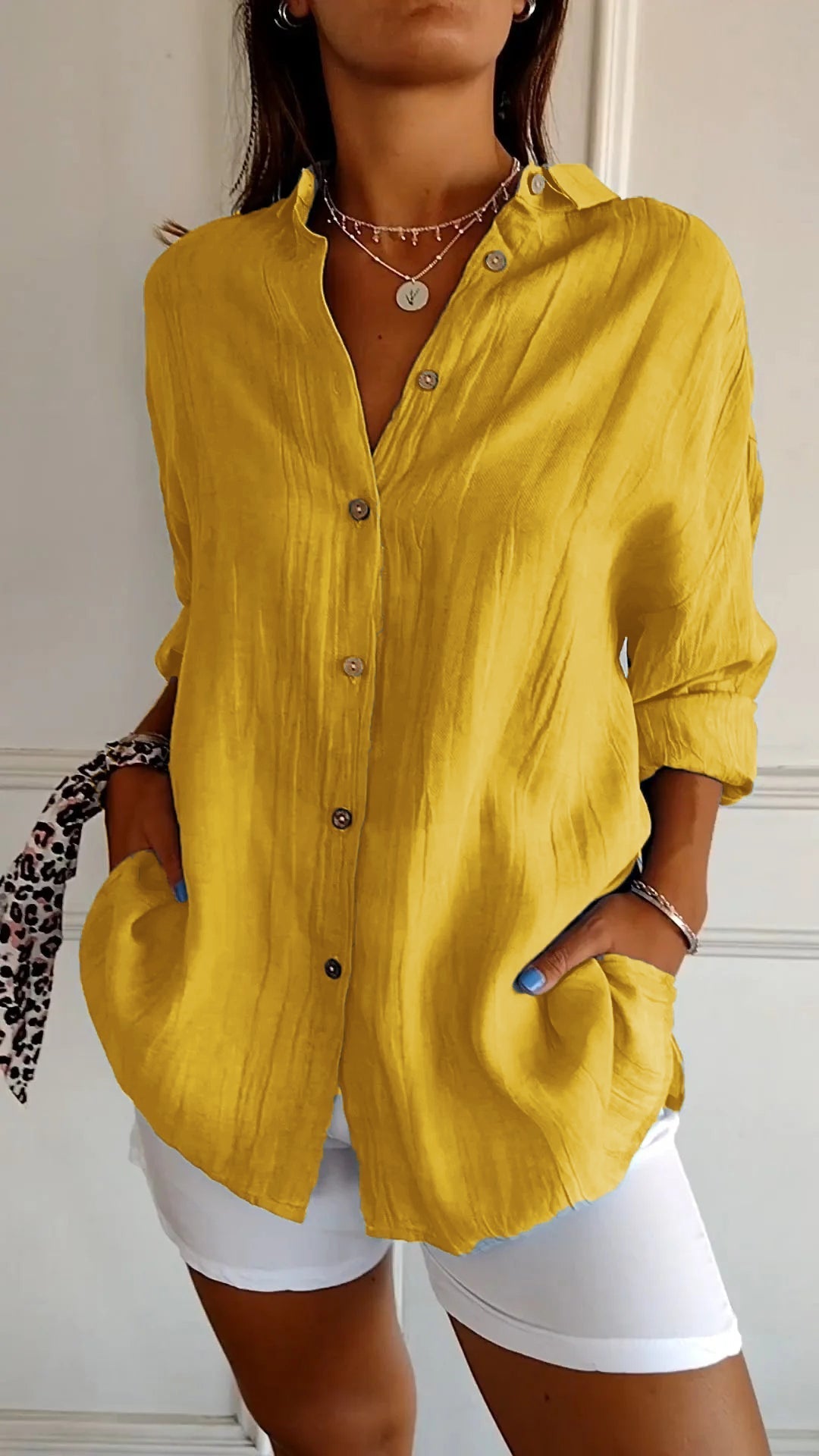 Damen Button-Down Hemd, leicht und atmungsaktiv, weiß, perfekt für Sommer, vielseitiges Styling mit Röcken oder Jeans.