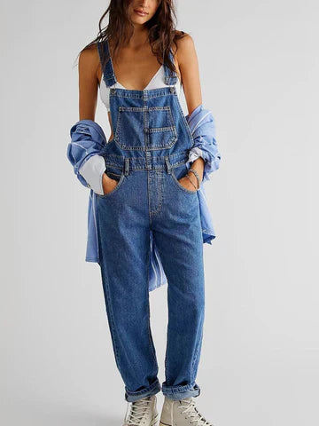 "Damen-Denim-Latzhose im Sommerstil, leichte Passform und tiefer Ausschnitt, ideal für sonnige Tage."
