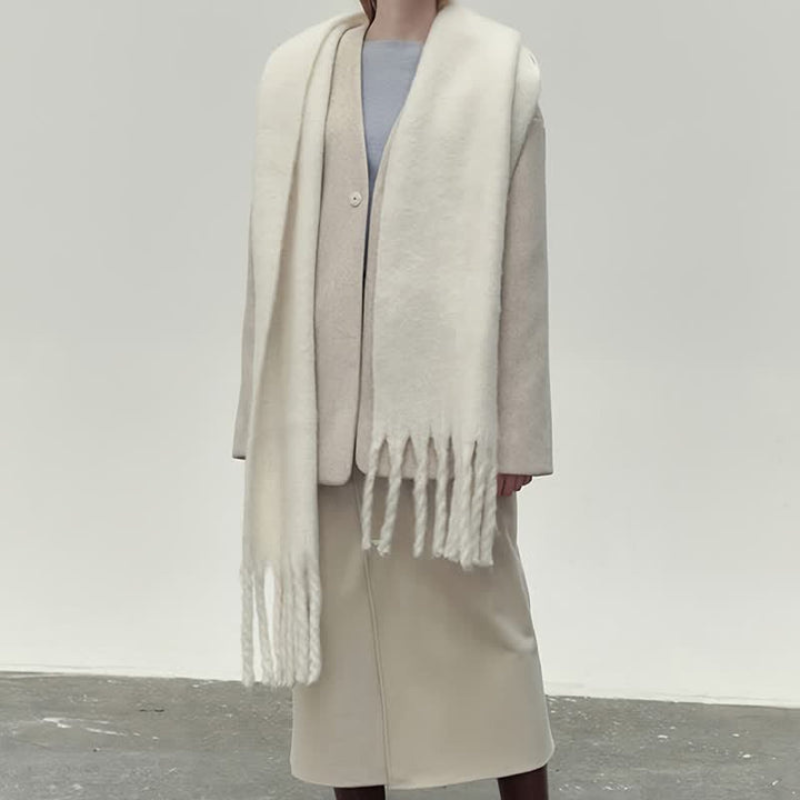 "Damen gestrickter Winterschal, weich und elegant, in Beige. Ideal für kalte Tage, kombiniert Stil und Komfort mühelos."