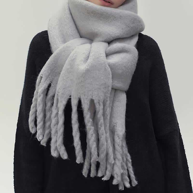 "Damen gestrickter Winterschal, weich und elegant, in Beige. Ideal für kalte Tage, kombiniert Stil und Komfort mühelos."