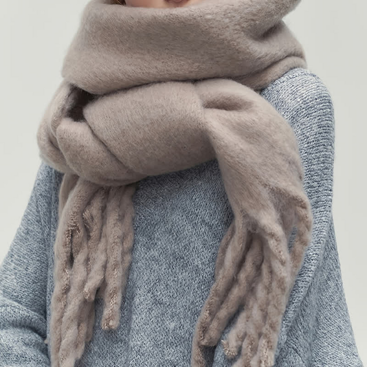 "Damen gestrickter Winterschal, weich und elegant, in Beige. Ideal für kalte Tage, kombiniert Stil und Komfort mühelos."