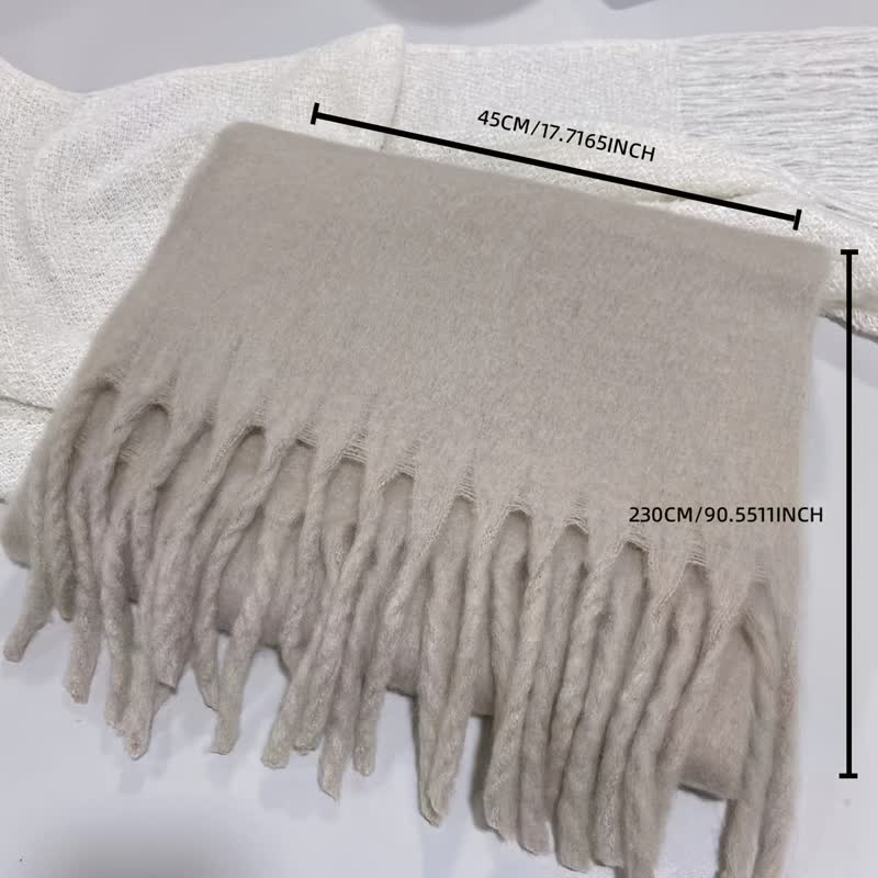 "Damen gestrickter Winterschal, weich und elegant, in Beige. Ideal für kalte Tage, kombiniert Stil und Komfort mühelos."