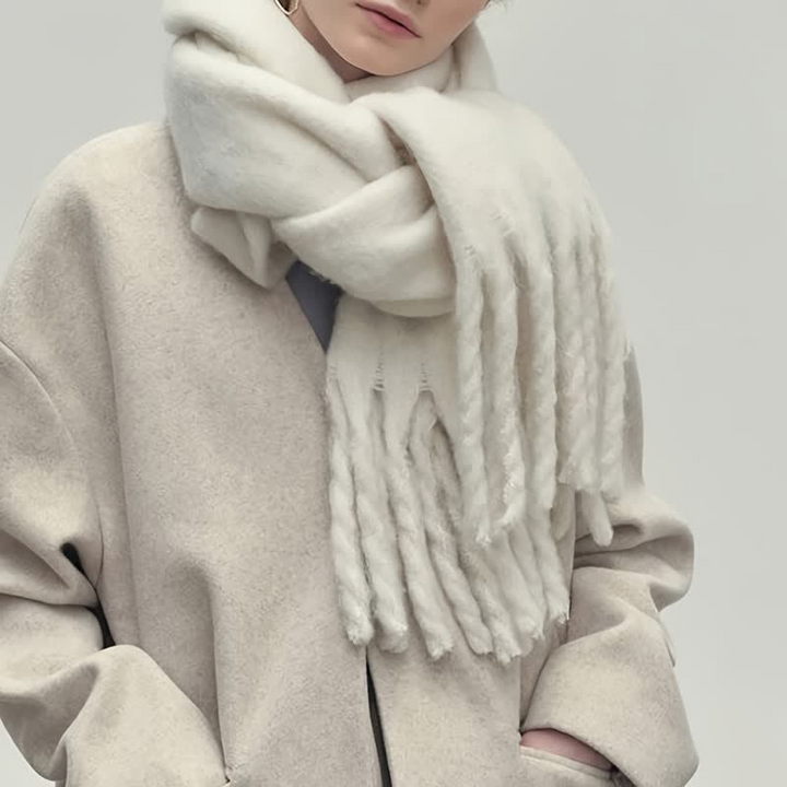 "Damen gestrickter Winterschal, weich und elegant, in Beige. Ideal für kalte Tage, kombiniert Stil und Komfort mühelos."