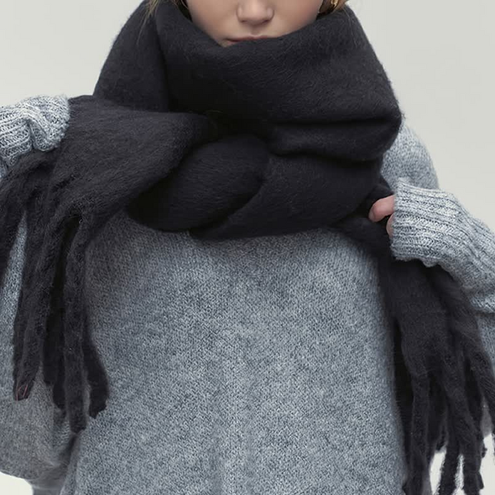 "Damen gestrickter Winterschal, weich und elegant, in Beige. Ideal für kalte Tage, kombiniert Stil und Komfort mühelos."