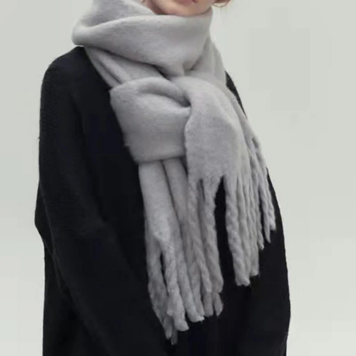 "Damen gestrickter Winterschal, weich und elegant, in Beige. Ideal für kalte Tage, kombiniert Stil und Komfort mühelos."