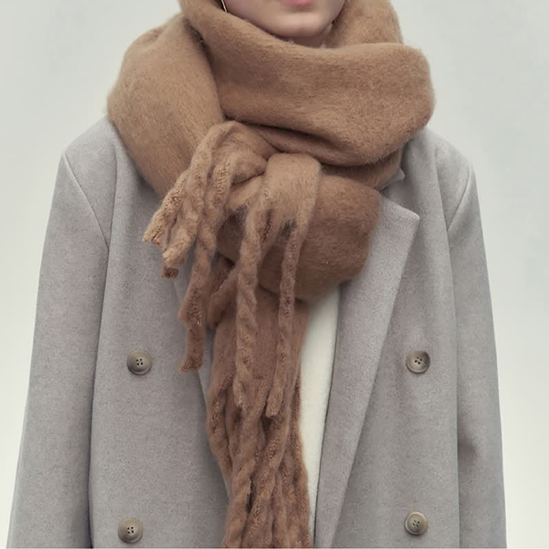 "Damen gestrickter Winterschal, weich und elegant, in Beige. Ideal für kalte Tage, kombiniert Stil und Komfort mühelos."