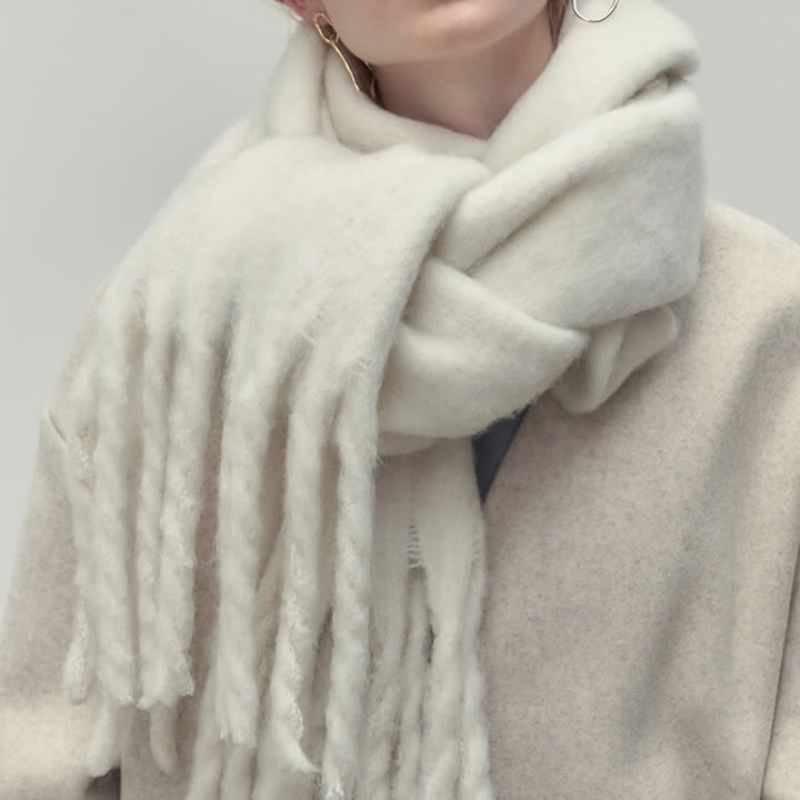 "Damen gestrickter Winterschal, weich und elegant, in Beige. Ideal für kalte Tage, kombiniert Stil und Komfort mühelos."