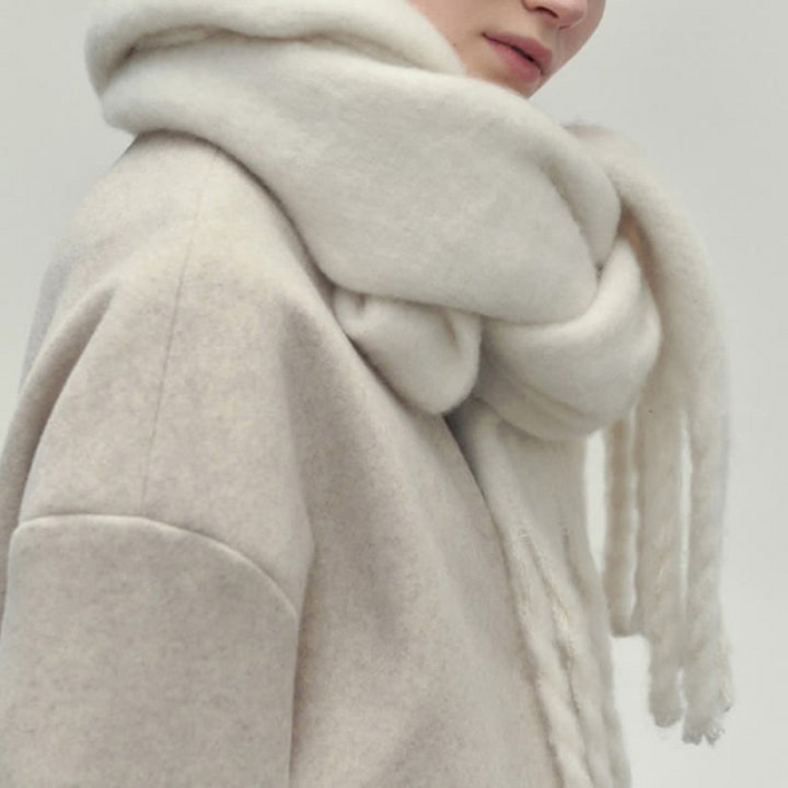 "Damen gestrickter Winterschal, weich und elegant, in Beige. Ideal für kalte Tage, kombiniert Stil und Komfort mühelos."