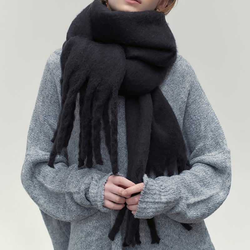 "Damen gestrickter Winterschal, weich und elegant, in Beige. Ideal für kalte Tage, kombiniert Stil und Komfort mühelos."