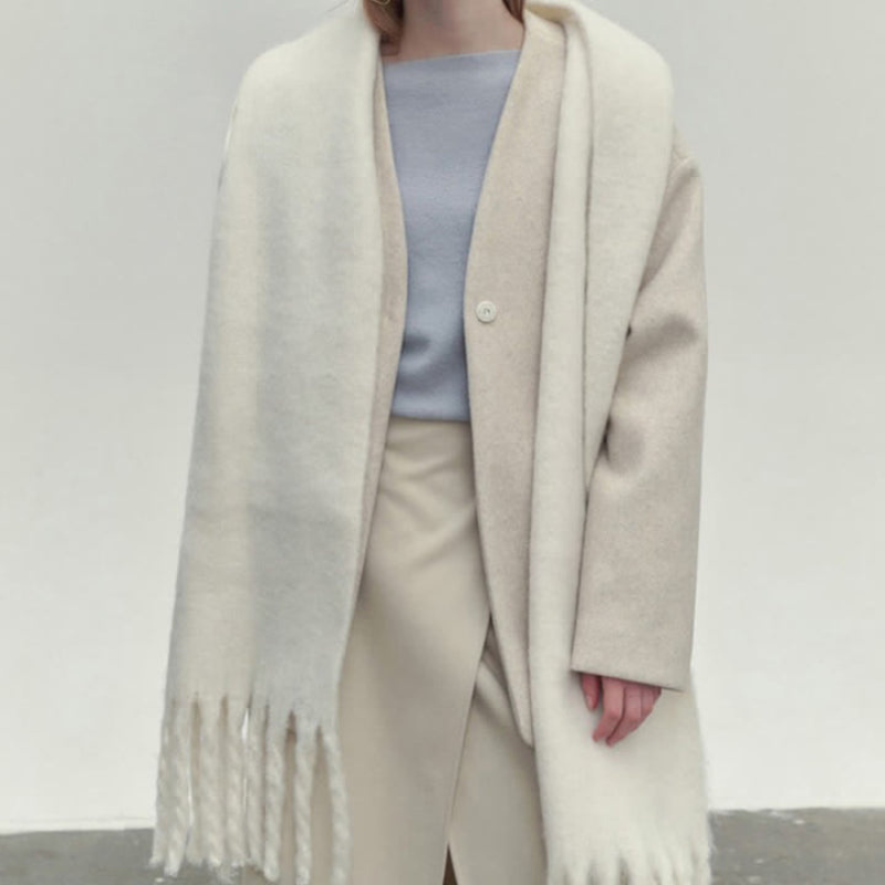 "Damen gestrickter Winterschal, weich und elegant, in Beige. Ideal für kalte Tage, kombiniert Stil und Komfort mühelos."