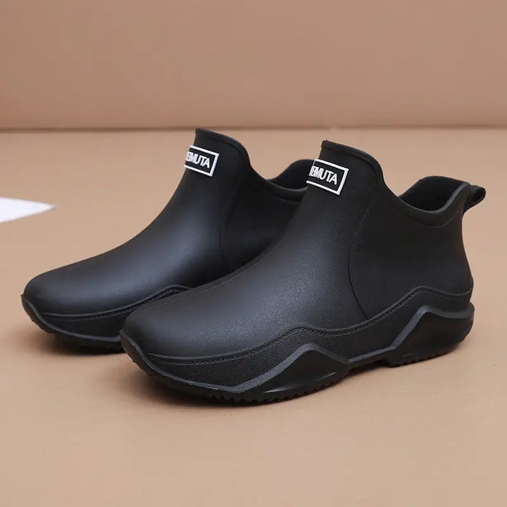 "Damen Gummistiefel: Wasserdicht, elegant, trendig, schwarzes Design, ideal für Regenwetter und Outdoor-Aktivitäten."