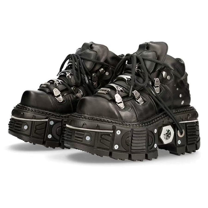 "Damen High-Top Stiefel, robustes Leder, Gummisohle, Schnürsenkel, Metallakzente, lässig und urban, vielseitig einsetzbar."