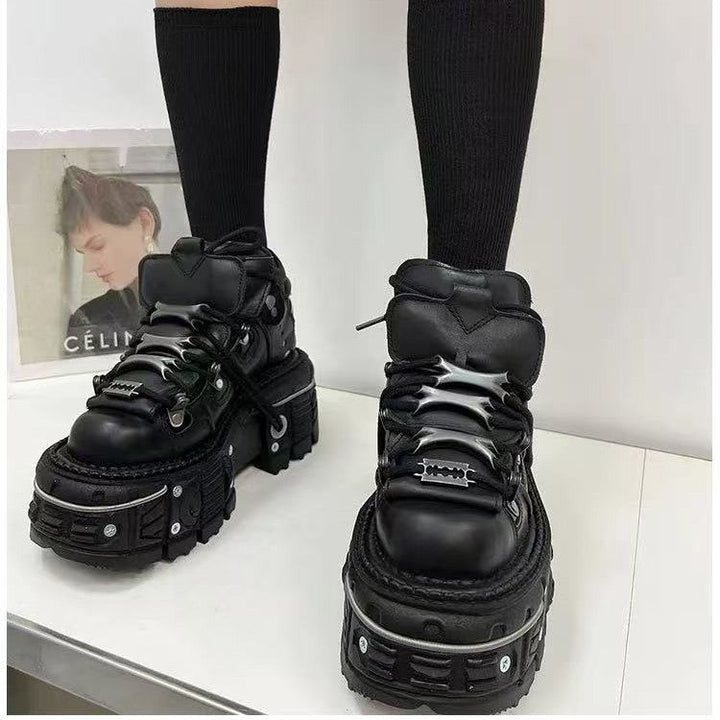 "Damen High-Top Stiefel, robustes Leder, Gummisohle, Schnürsenkel, Metallakzente, lässig und urban, vielseitig einsetzbar."