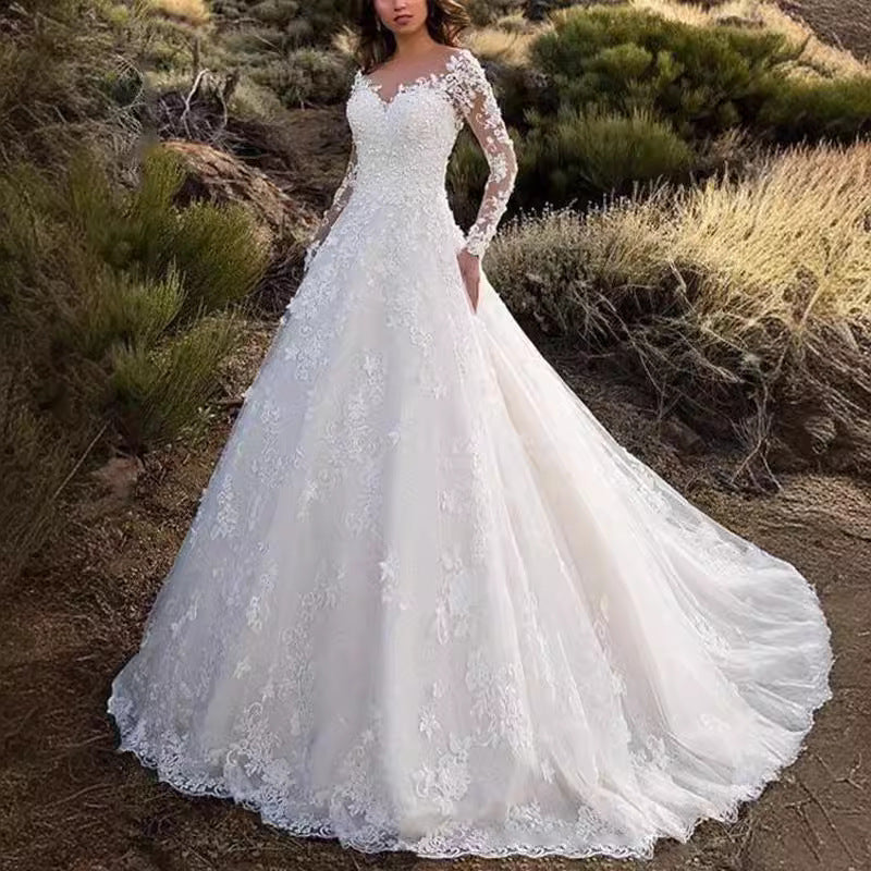 "Damen Hochzeitskleid aus eleganter Spitze mit voluminösem Rock, V-Ausschnitt und langen Ärmeln für romantische Hochzeiten."