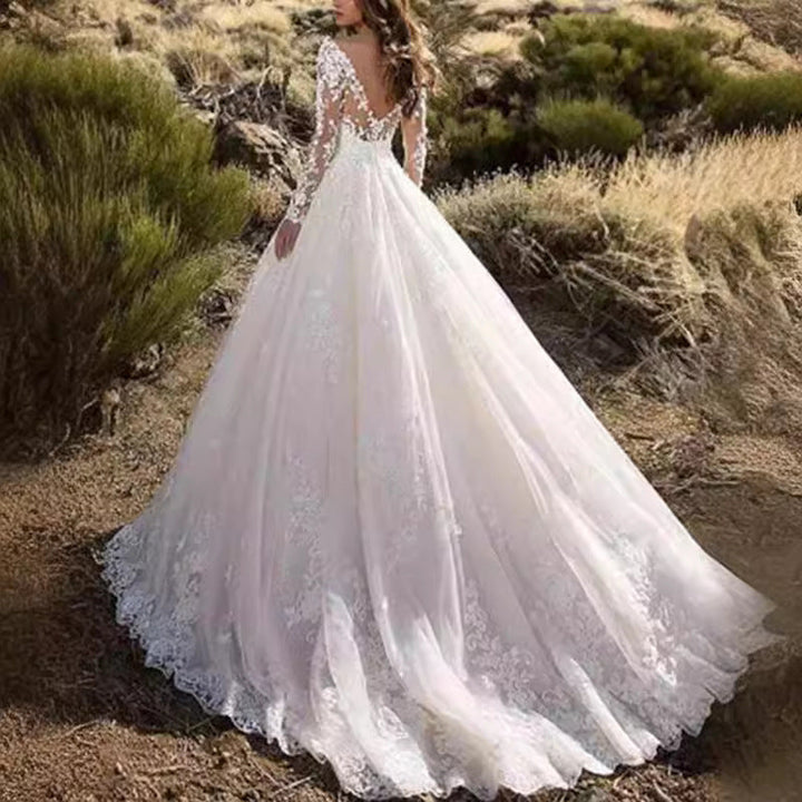 "Damen Hochzeitskleid aus eleganter Spitze mit voluminösem Rock, V-Ausschnitt und langen Ärmeln für romantische Hochzeiten."