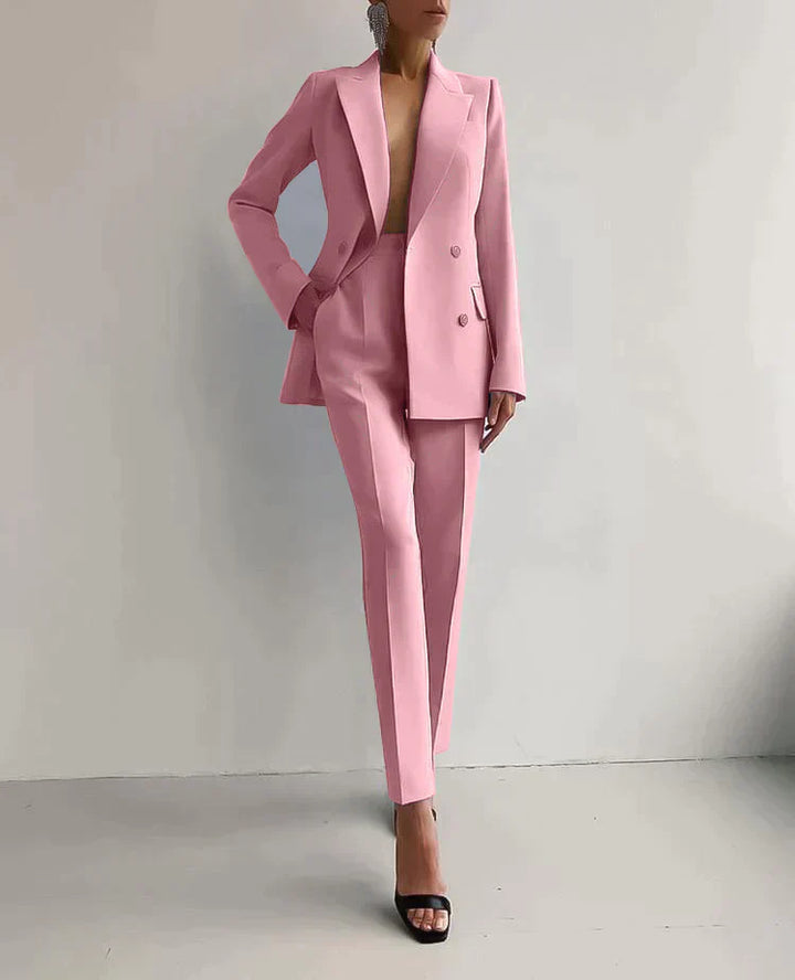 "Damen Hosenanzug mit Doppelreiher, elegant geschnitten, zeitloses Design in klassischen Farben für Büro und Anlässe."