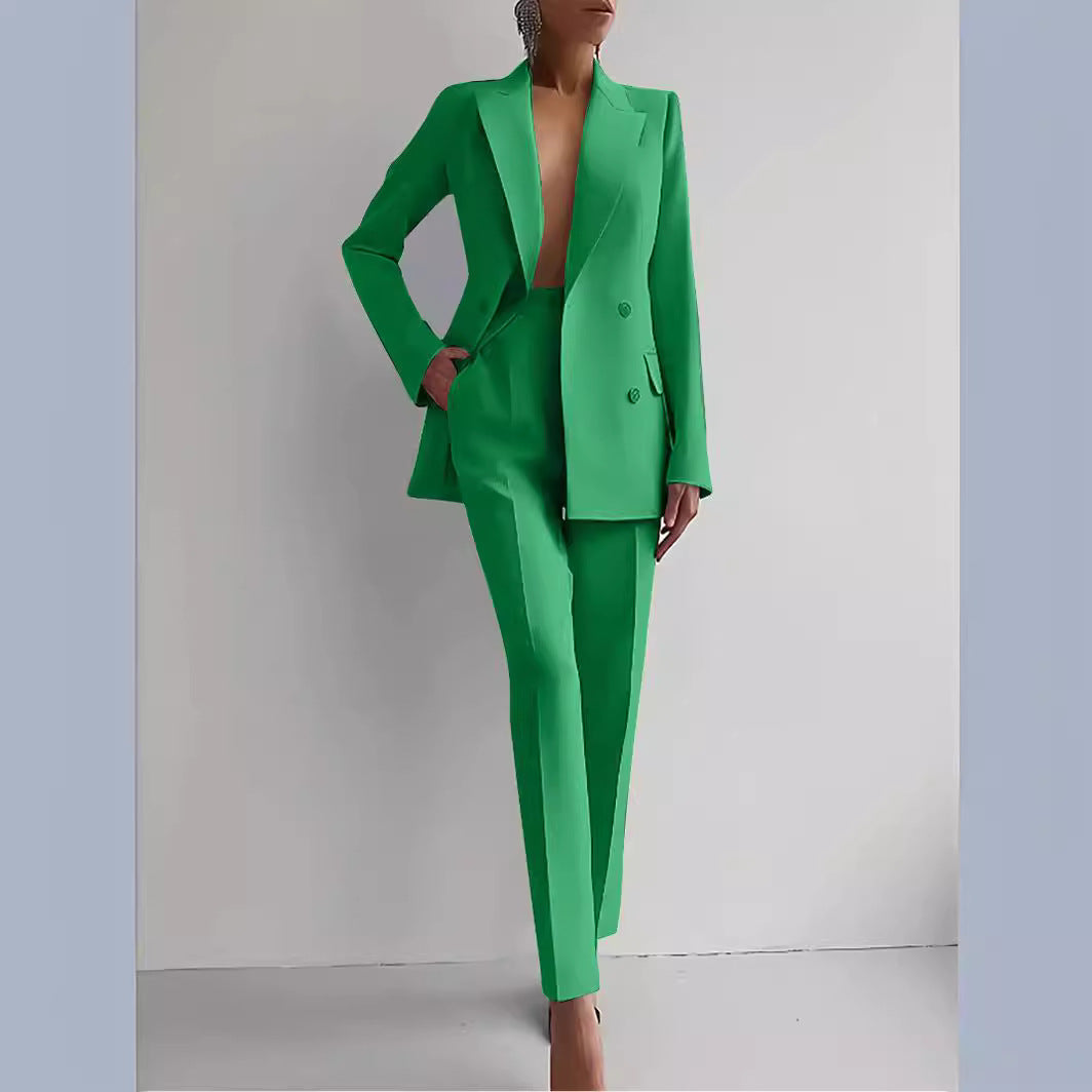 "Damen Hosenanzug mit Doppelreiher, elegant geschnitten, zeitloses Design in klassischen Farben für Büro und Anlässe."