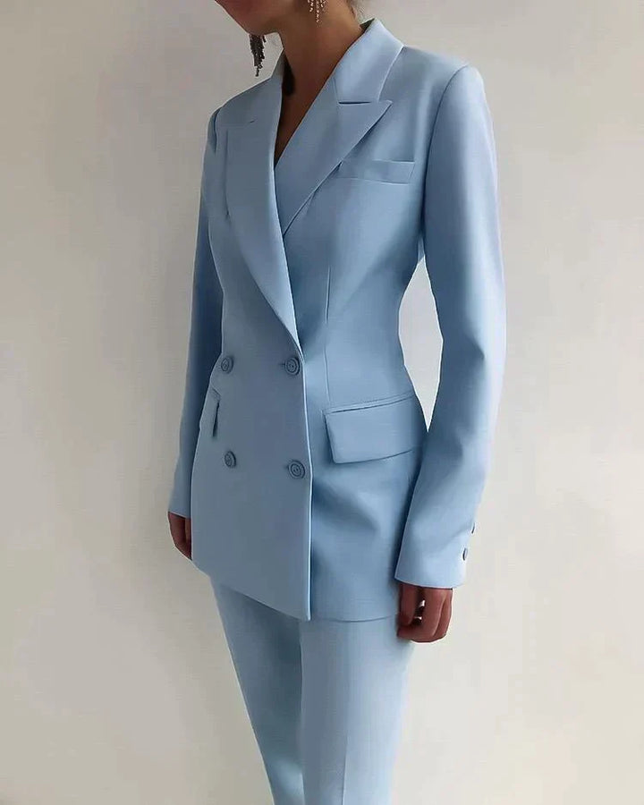 "Damen Hosenanzug mit Doppelreiher, elegant geschnitten, zeitloses Design in klassischen Farben für Büro und Anlässe."