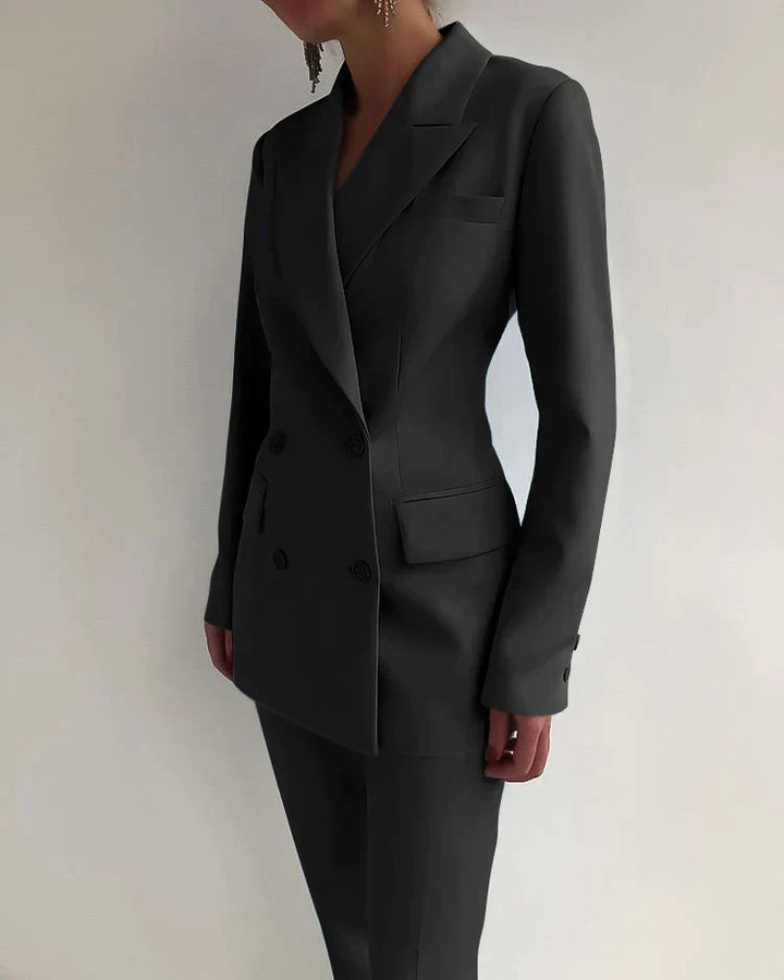"Damen Hosenanzug mit Doppelreiher, elegant geschnitten, zeitloses Design in klassischen Farben für Büro und Anlässe."