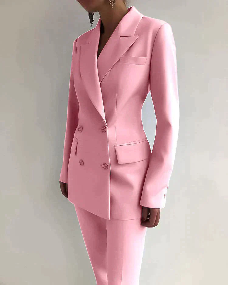 "Damen Hosenanzug mit Doppelreiher, elegant geschnitten, zeitloses Design in klassischen Farben für Büro und Anlässe."