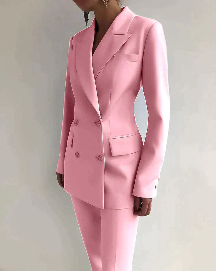 "Damen Hosenanzug mit Doppelreiher, elegant geschnitten, zeitloses Design in klassischen Farben für Büro und Anlässe."