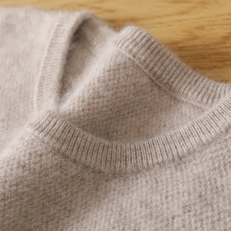 "Damen-Kaschmir-Pullover in Beige, luxuriös und kuschlig, inspiriert von skandinavischem Stil, ideal für jede Jahreszeit."