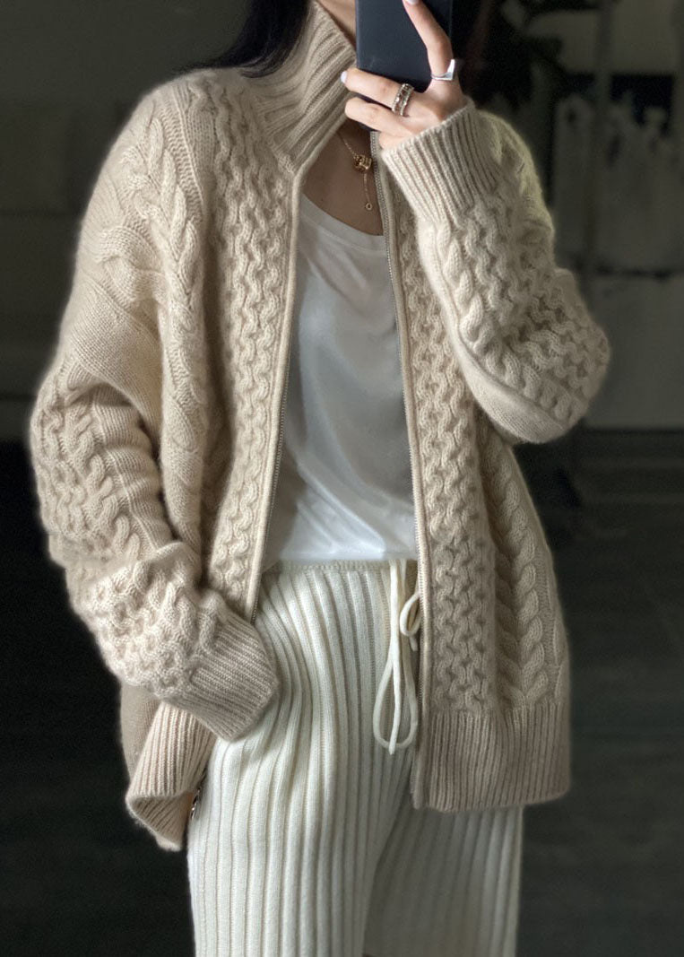 "Damen Kaschmir-Strickjacke, hoher Halsausschnitt, weiches luxuriöses Material, zeitlos elegant und wärmend."