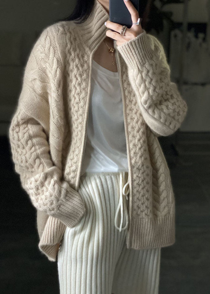 "Damen Kaschmir-Strickjacke, hoher Halsausschnitt, weiches luxuriöses Material, zeitlos elegant und wärmend."